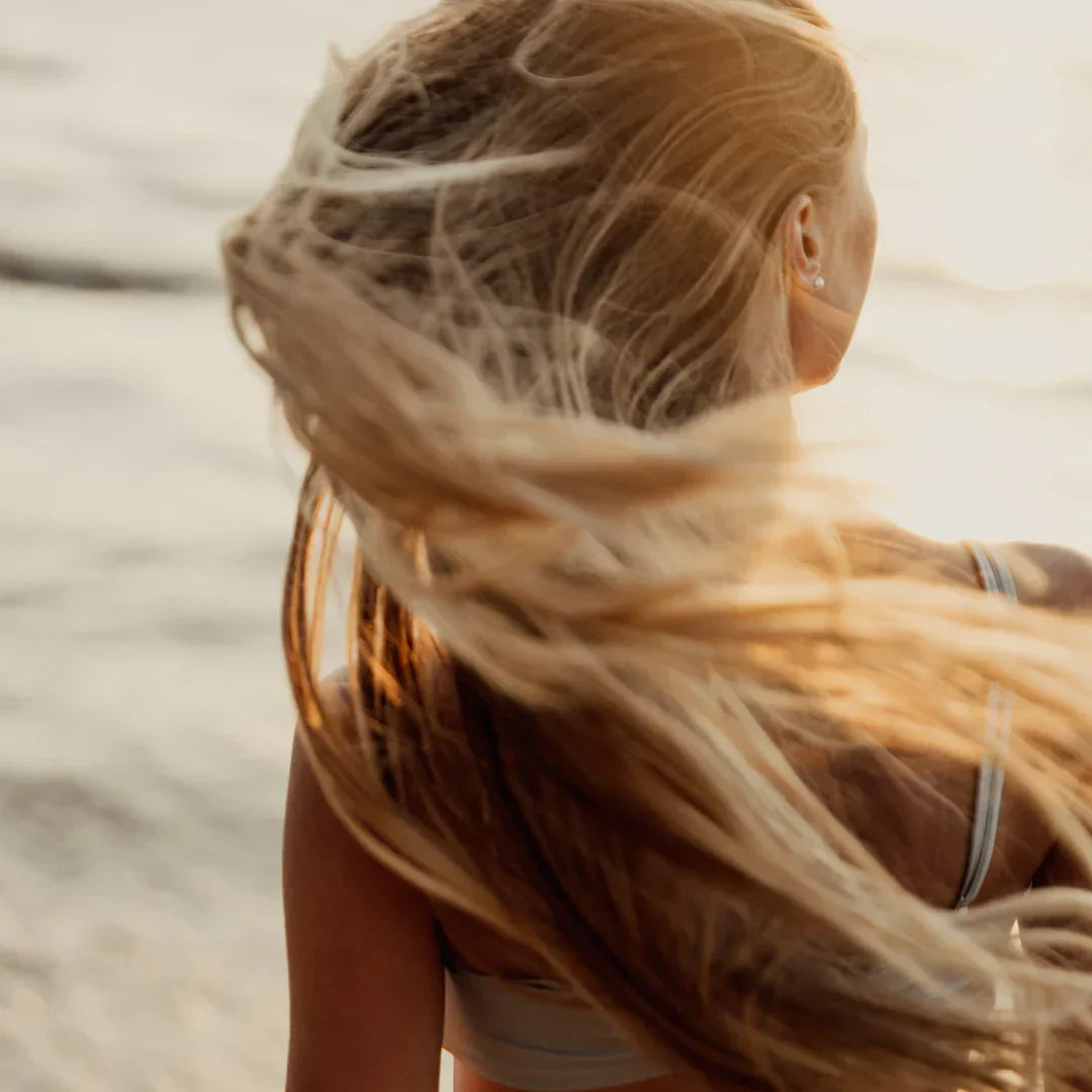 Sel, chlore & vacances : ce que vos cheveux et votre peau subissent vraiment